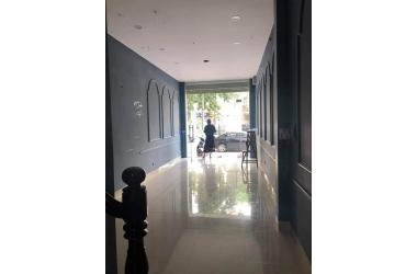 Mặt phố Đống Đa vỉa hè đá bóng kinh đoanh thang máy chờ